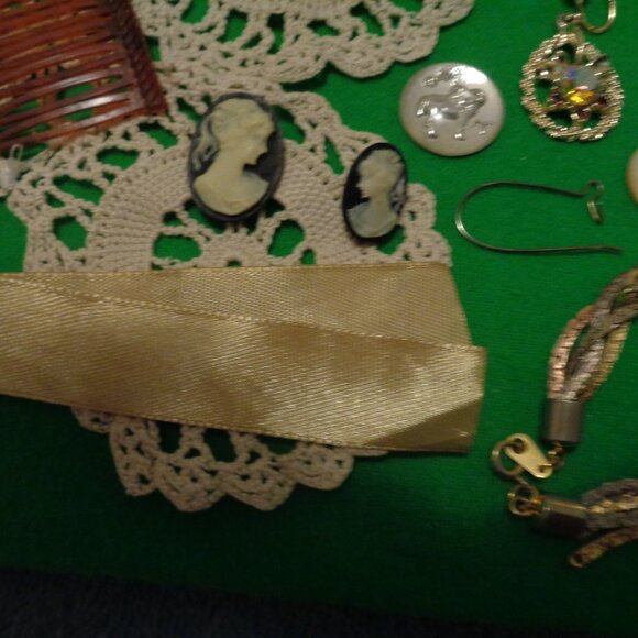 VINTAGE JEWELRY & PARTS PIECES Buttons, Clips, Doily, Bottle Etc. Lot - Picture 9 of 15